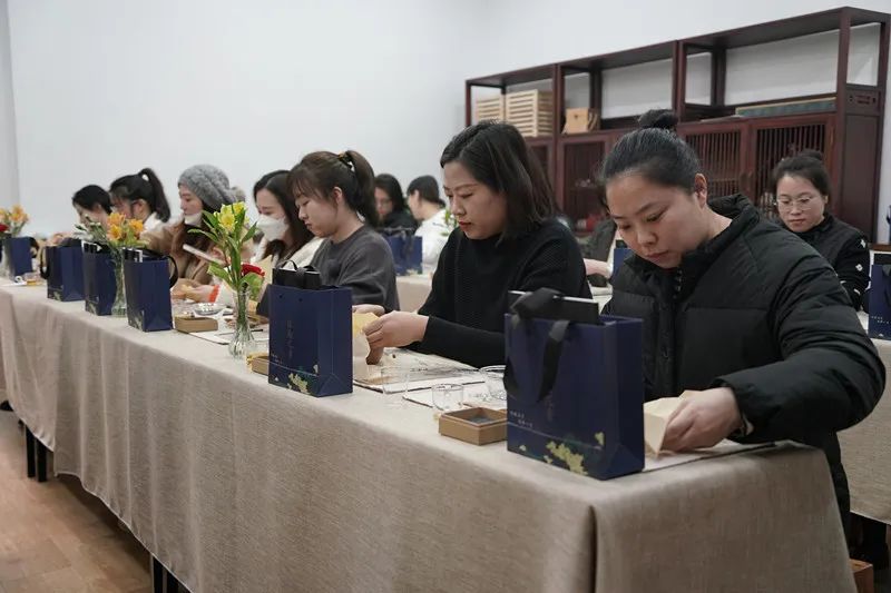 文旅集团星海会展公司开展庆“三八”香牌制作活动